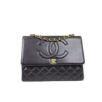 CHANEL 1992 shoulder bag with flap top