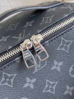 Louis Vuitton M11508 Toiletry Bag - Image 8