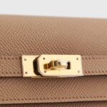 Hermès Kelly To Go Epsom Biscuit/Mauve Sylvester Gold Hardware - Image 6