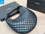 Saint Laurent ICARE hobo in quilted nappa - Image 9