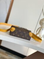 Louis Vuitton M12811 Steamer Wearable Wallet - Image 5