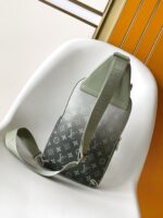 Louis Vuitton M11702 Avenue Slingbag - Image 3
