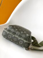 Louis Vuitton M11702 Avenue Slingbag - Image 4