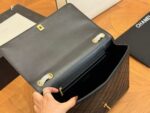 CHANEL 1992 shoulder bag with flap top - Image 9