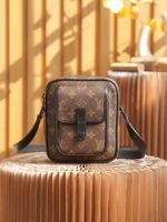 Louis Vuitton M69404 Christopher Wearable Wallet - Image 2