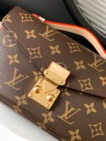 Louis Vuitton M46279 Pochette Métis East West - Image 9