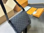Louis Vuitton DISTRICT Small Messenger Bag M46255 - Image 7