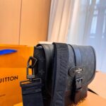 Louis Vuitton M45911 Saumur Messenger Bag - Image 5
