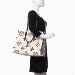 Louis Vuitton Monogram Giant Jungle Onthego GM Ivory - Image 2