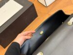 CHANEL 1992 shoulder bag with flap top - Image 7