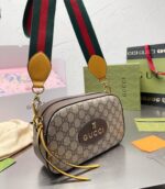GUCCI NEO VINTAGE GG SUPREME MESSENGER BAG - Image 2