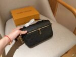 Louis Vuitton M46595 Pochette Métis East West - Image 5