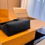 Louis Vuitton M45911 Saumur Messenger Bag - Image 7