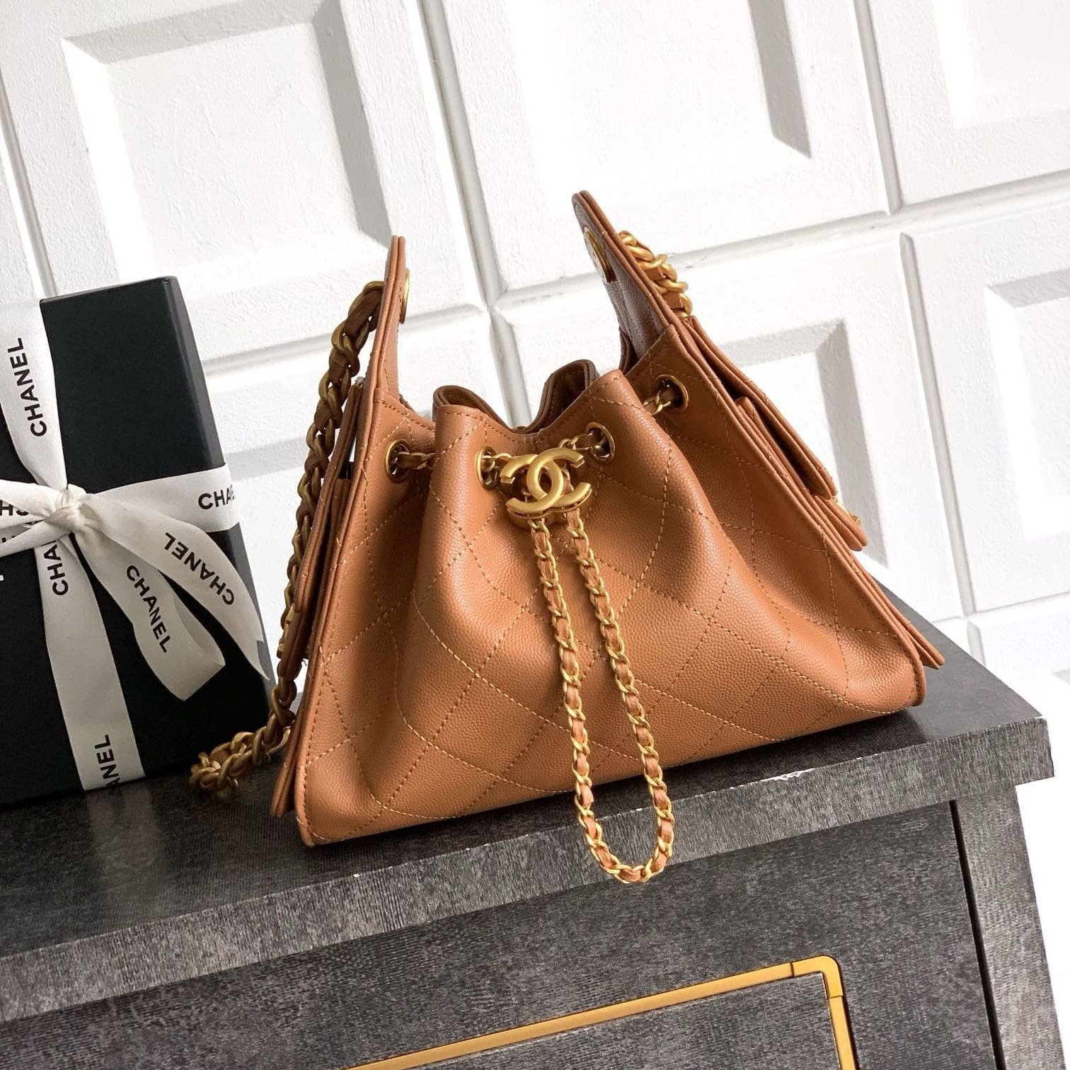 pTVJCwOn-10001-3 CHANEL 25 Small Handbag - Image 1