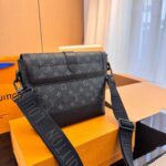 Louis Vuitton M45911 Saumur Messenger Bag - Image 8