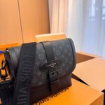Louis Vuitton M45911 Saumur Messenger Bag - Image 4