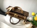 Louis Vuitton M46653 OnTheGo East West - Image 6